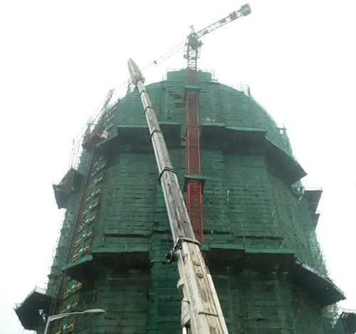 锡林浩特吊车在工地上作业